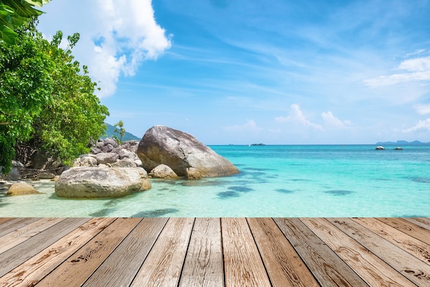 Plateau en bois sur scène andaman cristal mer belle naturelle