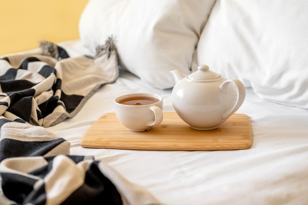 Plateau en bois avec tasse à thé et théière