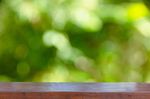 Plateau en bois vide sur abstrait vert flou d&#39;arbre