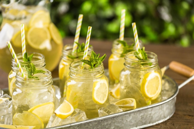 Plateau de boissons avec thé glacé aux agrumes.