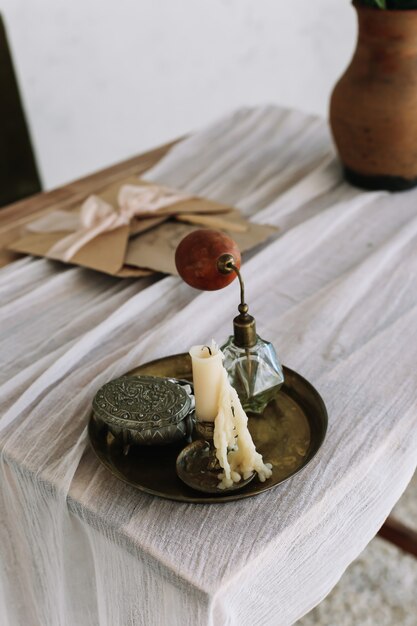 Plateau avec boîte à bijoux parfum bougie sur coiffeuse