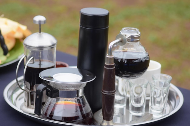 Photo un plateau de café avec une cafetière et une tasse de café.
