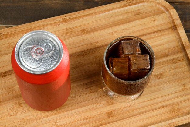 Plateau avec canette de soda en aluminium et verre rempli de glace