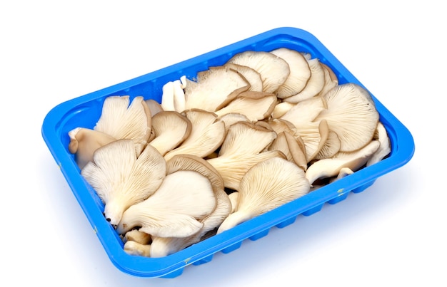 Plateau avec champignons comestibles hachés