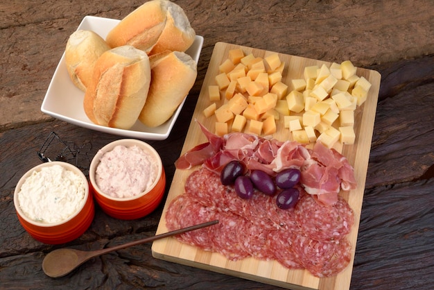 Plateau de Charcuterie et Fromage, Pain, Olives et Sauces