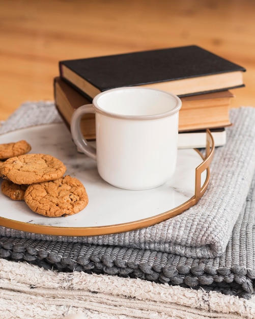 Photo plateau avec cookied et lait et pile de livres