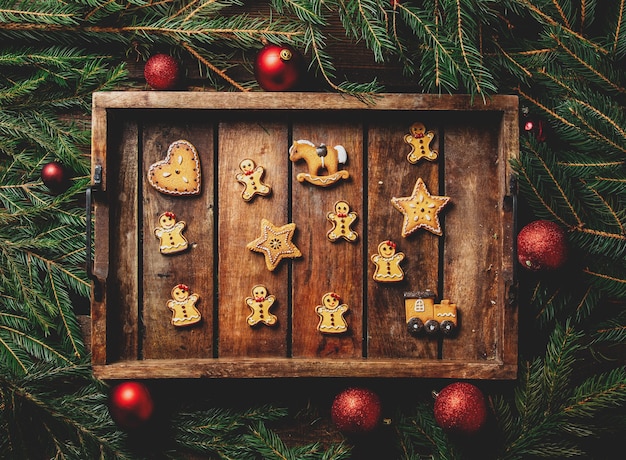 Plateau avec des cookies à côté de la décoration de Noël sur une table