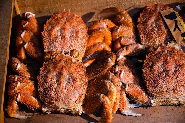 Un plateau de crabes sur une table