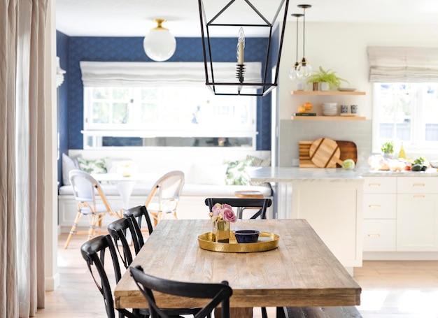 Plateau de cuisine doré sur une table à manger en bois