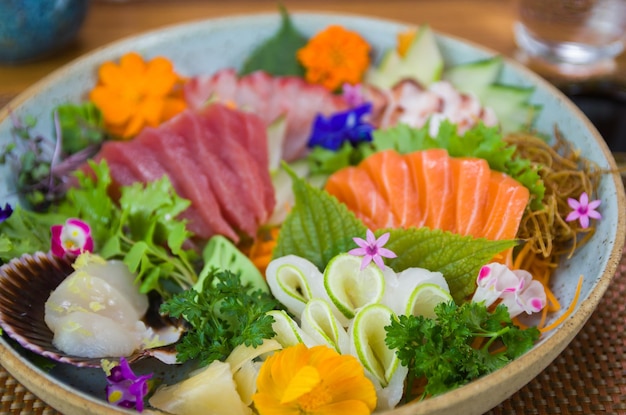 Plateau décoré de différentes saveurs de sushi sashimi élégant Mise au point sélective