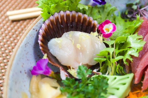 Plateau décoré de différentes saveurs de sushi sashimi élégant Mise au point sélective