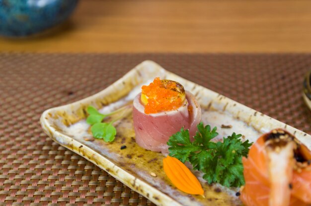 Plateau décoré de différentes saveurs de sushis élégants Mise au point sélective