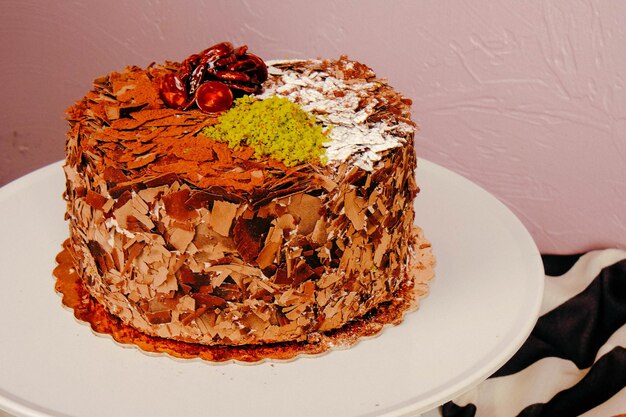 Un plateau avec un délicieux gâteau sur la table.