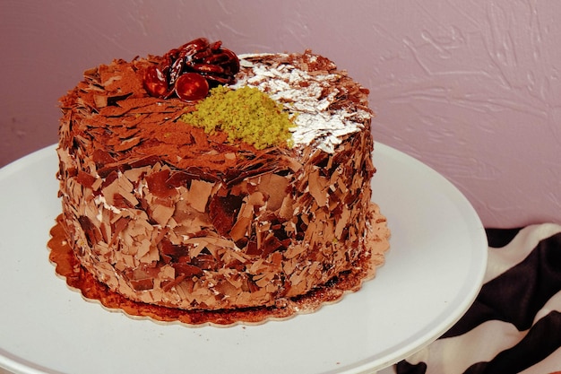 Un plateau avec un délicieux gâteau sur la table.