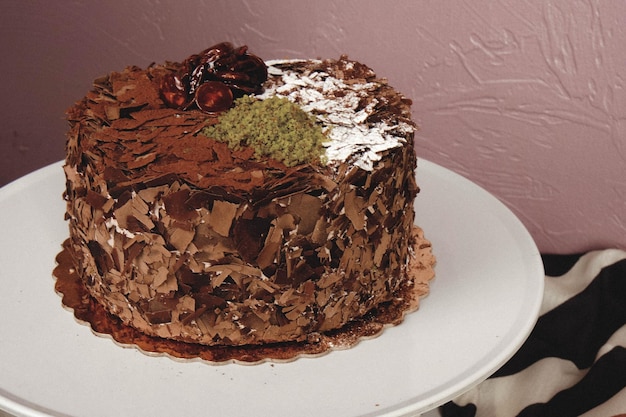 Un plateau avec un délicieux gâteau sur la table.