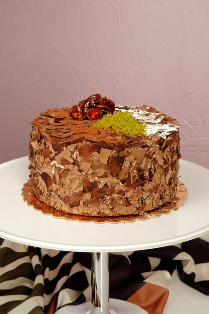 Un plateau avec un délicieux gâteau sur la table.