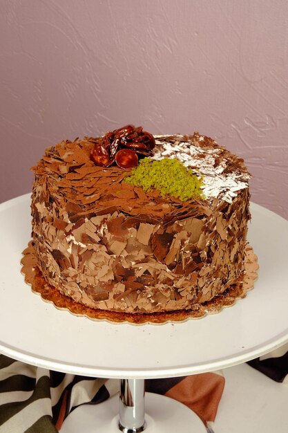 Un plateau avec un délicieux gâteau sur la table.
