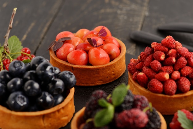 Plateau à dessert tartelettes aux fruits et baies assorties.