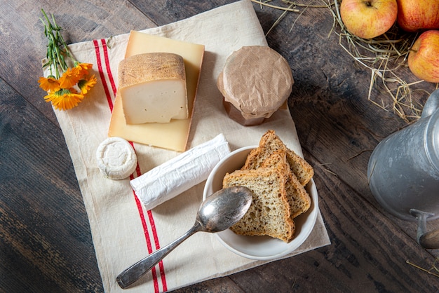 Plateau avec différents fromages français sur paille