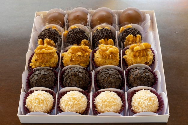 Plateau de divers bonbons pour les fêtes brigadeiro noix de coco et bonbons au chocolat