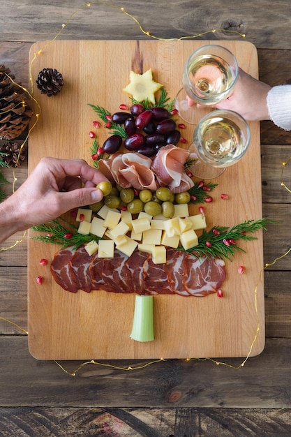 Plateau espagnol de fromages et de saucisses en forme d'arbre de Noël