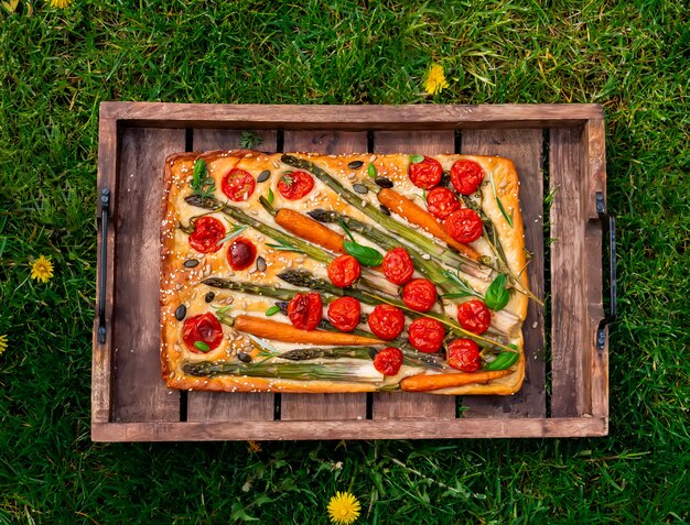 Plateau de focaccia sur l'herbe verte dans la cour