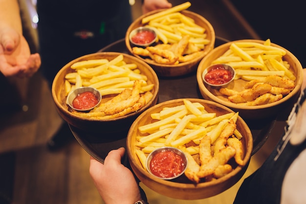 plateau frites sauce quatre assiettes serveur close-up.