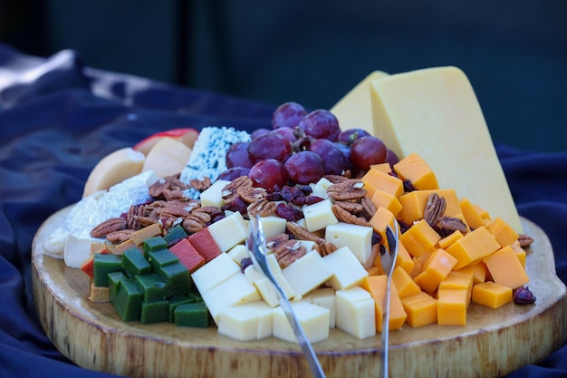 Plateau de fromage élégant sur fond sombre