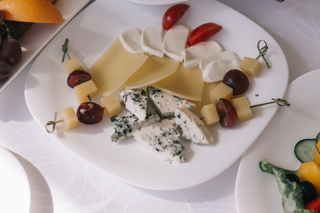 Plateau de fromages sur une assiette au restaurant