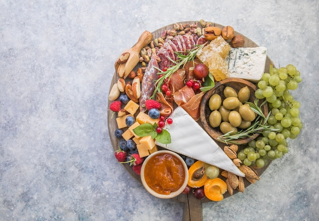 Plateau de fromages Assortiment d'entrées ou d'antipasti savoureux