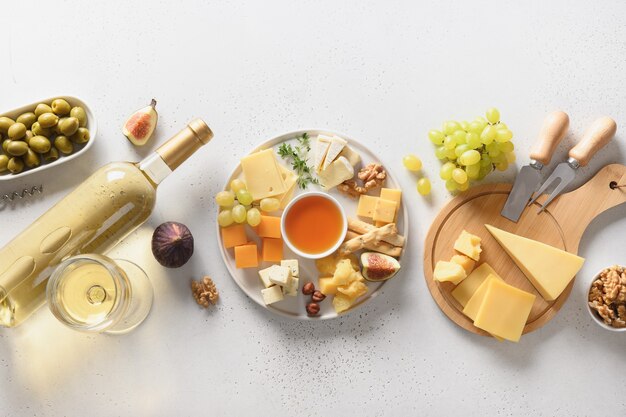 Plateau de fromages avec bannière de fruits et noix différents