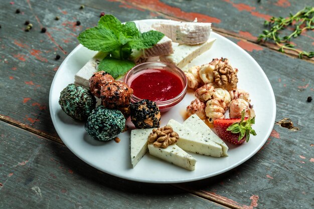 Plateau de fromages avec confiture de noix, chèvre de brebis artisanal