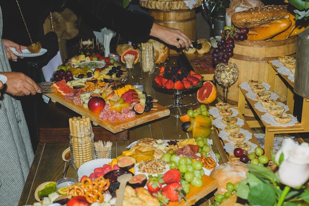 Plateau de fromages avec fruits et charcuterie lors d'une soirée festive