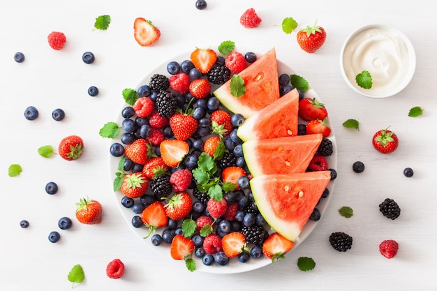 Plateau de fruits et de baies sur blanc. myrtille, fraise, framboise, mûre, pastèque