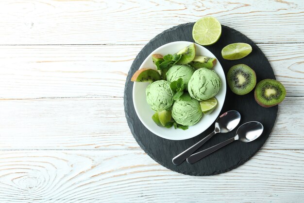 Plateau avec glace à la menthe sur bois blanc