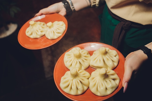 Plateau khinkali géorgien en mains se bouchent.