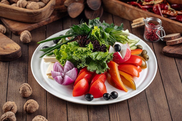 Plateau de légumes frais avec des verts