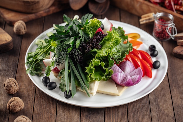 Plateau de légumes frais avec des verts