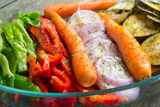 Photo plateau de légumes pour la cuisson oignon poivron rouge et vert carotte et aubergine