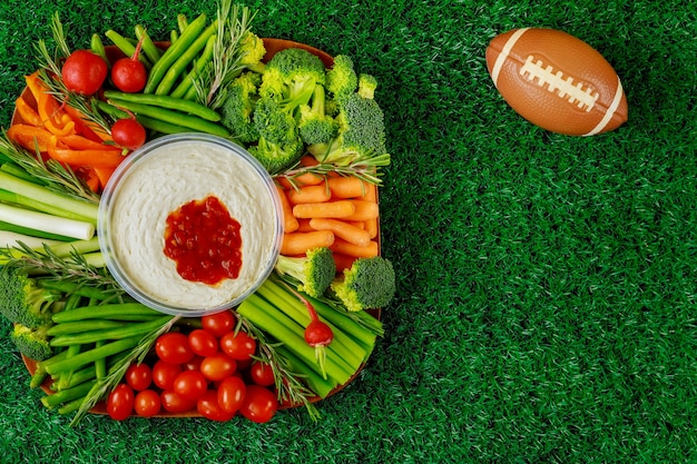 Plateau De Légumes Sains Avec Ballon De Football Pour Fan De Football Américain. Fermer.