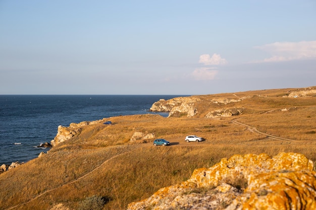 Plateau de montagne au bord de la mer, les voyageurs en voiture se sont arrêtés à la montagne