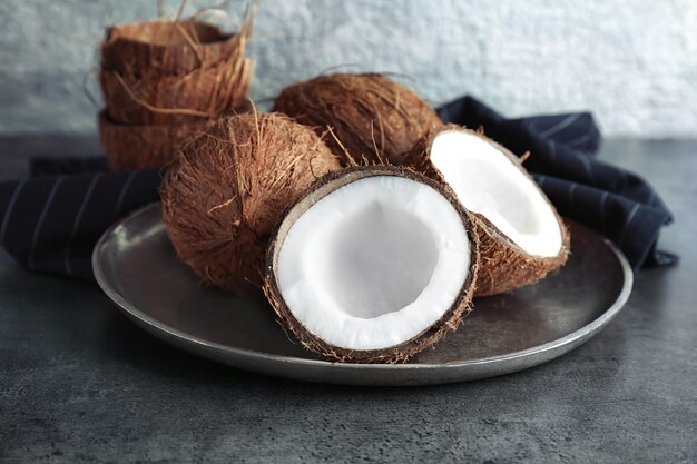 Plateau avec noix de coco sur table grise