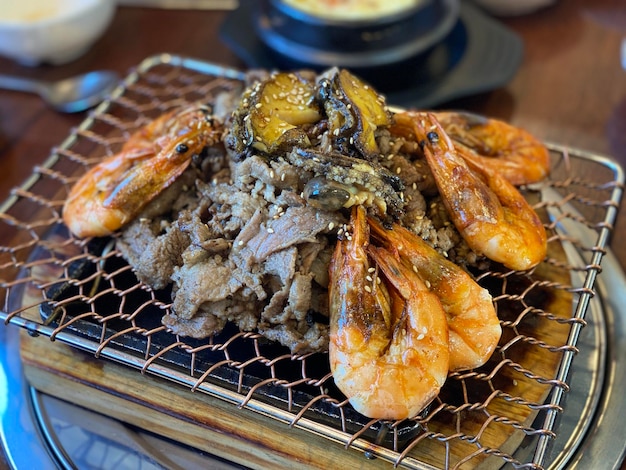 un plateau de nourriture comprenant des crevettes et des fruits de mer