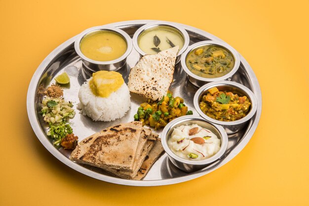 Plateau de nourriture maharashtrian sain typique ou Thali plein de nutriments, mise au point sélective