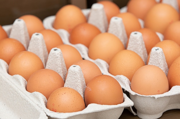 Plateau d'oeufs de poule bruns et biologiques sur la table