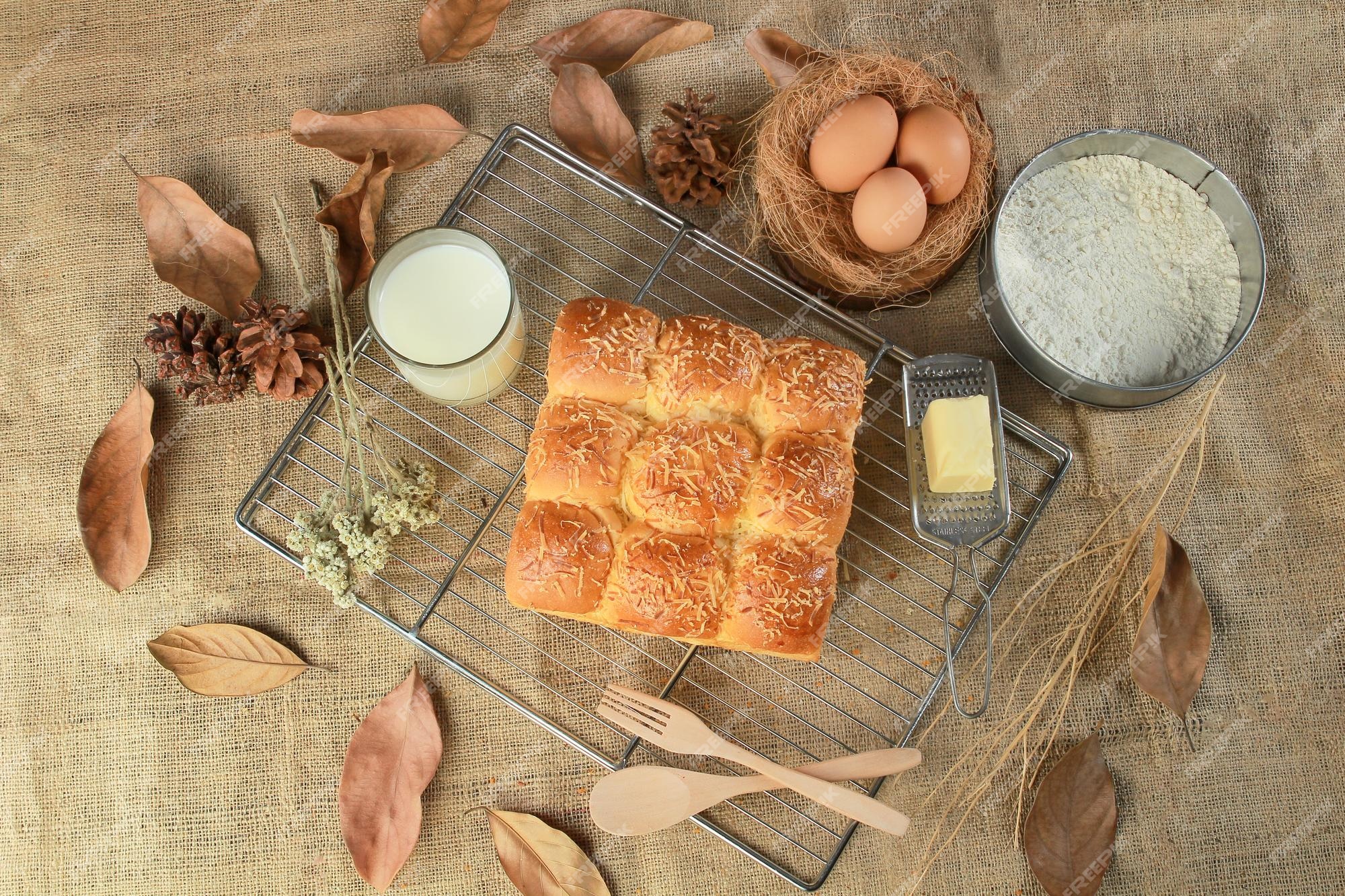 Un Plateau De Pain Et De Lait Avec Un Verre De Lait Sur Une Table.