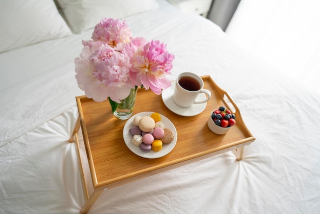 Plateau avec petit déjeuner au lit.