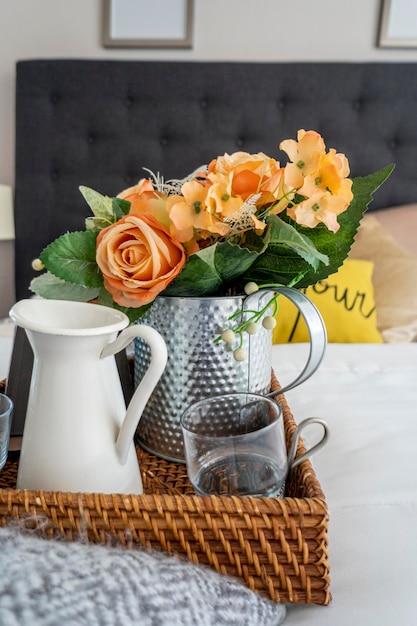 Plateau de petit-déjeuner avec des fleurs au lit