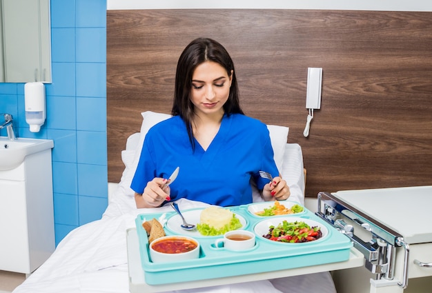 Plateau avec petit déjeuner pour la jeune patiente.