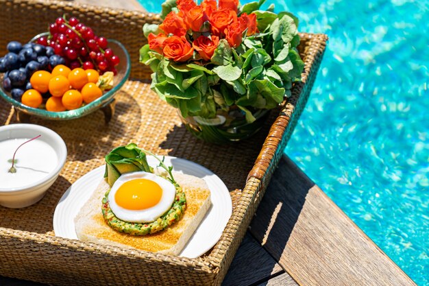 Plateau avec petit-déjeuner près de la piscine